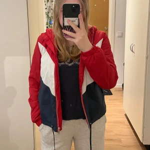 Jacka - Tunnare höst/vår jacka från H&M med band längst ner för att kunna justera hur tajt den sitter. Knappt använd, fint skick☺️