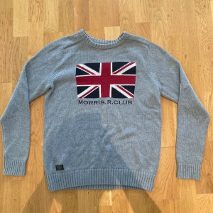 Stickad Morris Tröja - Modell (Jack Knitted Flag Crew Neck Grey Melange) 