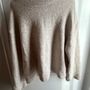 Beige stickad tröja - Säljer en fin beige stickad tröja från GinaTricot 🤎🍂 Storlek S. Den är använd och lite nopprig (går säkert att få bort). Skriv om ni har fler frågor🙌