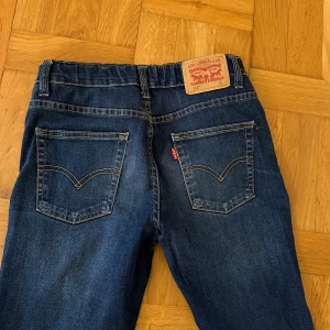 Levisjeans barn - Barnjeans strl 14A modell 512. Fint skick