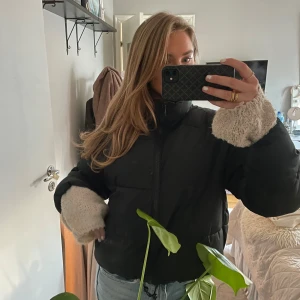 Svart jacka  - Jacka från zara med knyte i midjan som man själv kan spänna hur man vill ha det!!! 💞💞💞