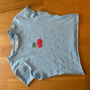 Crop top Weekday - Söt crop top från Weekday