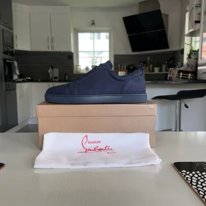 Christian Louboutin skor  - Säljer dessa snygga skorna från Christian Louboutin. De är i princip nyskick. Nypris 7500. Hör av dig vid frågor. 