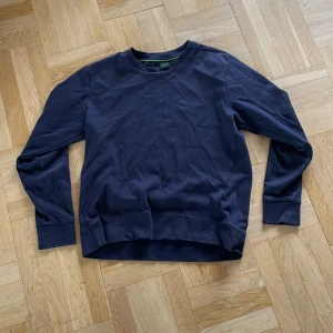 Hugo boss tröja - Säljer nu min Hugo boss pga för liten för mig nu, köpt på hede i Kungsbacka för cirka 1000kr. Väldigt bra skick, inga slitningar eller defekter. Säljer för 300kr, pris kan diskuteras!