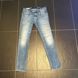 Replay Anbass 29/32 - Replay Anbass stretch Storlek : 29W 32L Bra skick  Denim blå