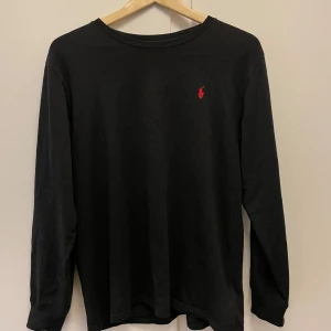 Ralph lauren långärmad t-shirt  - Säljer nu min svarta Ralph lauren långärmade t-shirt i storlek barn XL men passar XS-S kond 9/10 knappt använd ny pris ligger runt 699 mitt pris 399