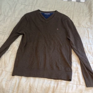 Tommy hilfiger kashmir tröja - V ringad tommy hilfiger tröja i pina cotton cashmire, passar perfekt när du har en skjorta under. Storlek M men passar S helt okej