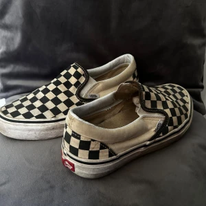 Vans skor - Coola skor från Vans. Väl använda under i princip hela högstadiet. Strl 39 och har lite missfärgningar som alla vita skor får😅 jag älskade dessa men faller inte längre i min smak. 