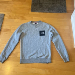 The North Face sweater - Utmärkt skick, knappt använd, passar folk mellan 168-177 cm.