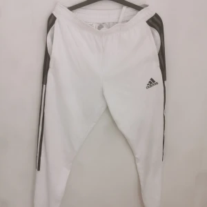 Adidas sportbyxor - Nästintill oanvända adidas sportbyxor