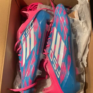 F50 storlek 44 - Säljer dessa F50 i absolut bästa färgen, aldrig använda, sälja pga fel storlek. Fraktar samma dag vid smidigt köp. Helt nya! 