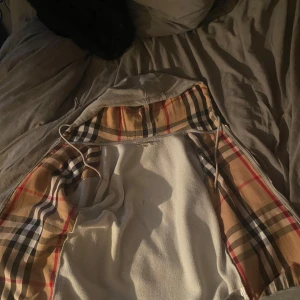 Burberry zip-hoodie - En burberry zip-hoodie i storlek M. Pris kan diskuteras  