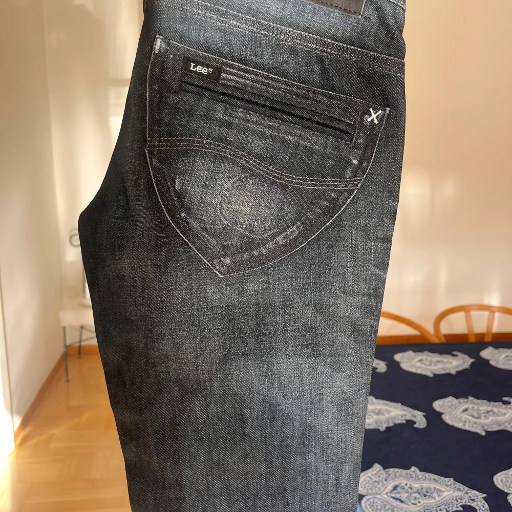 Lappen kvar, supersnygga mörkblåa ordentligt low waist jeans från Lee INNERBEN: 83/4cm MIDJA:80/81 hela vägen runt Små i storleken Ca 99% bommull  Fråga för mer information😇. Jeans & Byxor.