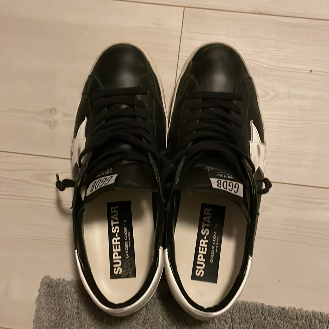  Golden goose   Skick 8,5/10 stl 43, Kan även ta byten  - 90