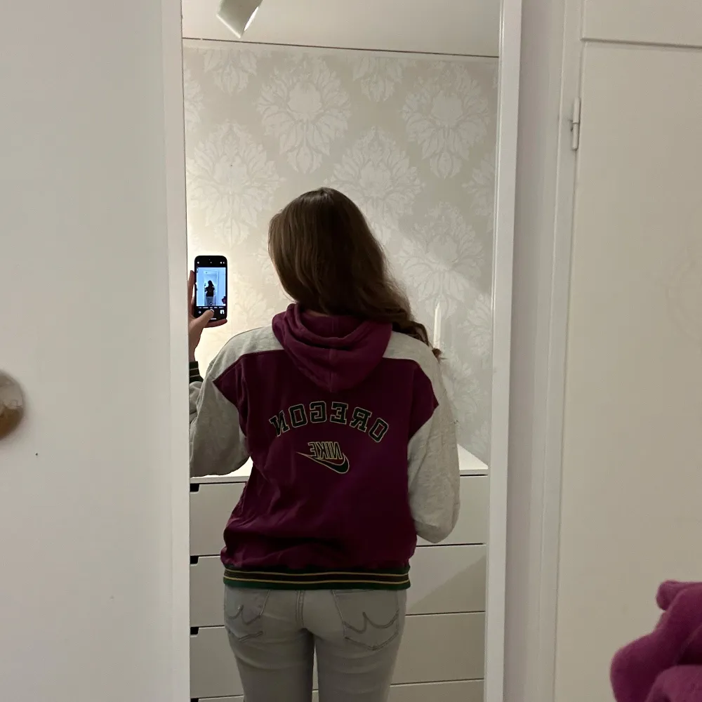 En vintage Nike hoodie som knappast är använd (ifrån 90). Då varken jag eller min mamma använt denna hoppas jag att nån annan kan få den till användning;) Den är i storlek L men passar bra på min som är en S/M. Hoodies.