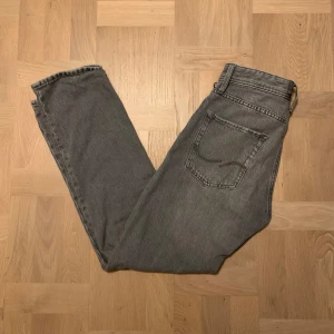 Jack & Jones jeans - Modell - relaxed/chris | helt splitternya | strl: 27/30| skriv om du har funderingar😀 |