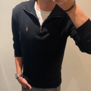 Polo half zip - Säljer en fet polo half zip i storlek Xs men passar S. Riktigt skön till vintern och nästan oanvänd. Nypris 1800 Mitt pris 699