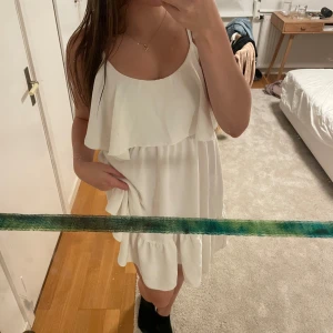 Vit sommarklänning - En vit, luftig och jätteskön sommarklänning från missäy. Perfekt om man ska fira något! Använd en gång så den är i nyskick 💕 (Köparen står för frakten)