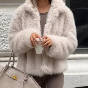 Pälsjacka från vero moda - Super fin pälsjacka med prislappar. Egna bilder kan skickas vid intresse💕 