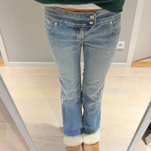 Lågmidjade bootcut jeans Levis  - Säljer ett par snygga lågmidjade blå jeans i bra skick. De har en bootcut-stil och låg midja! Älskar från Levis