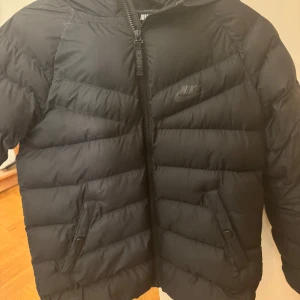 Svart dunjacka från Nike - Säljer en svart dunjacka från Nike i mycket bra skick. Passar för barn i åldern 10-12 år men även XXS