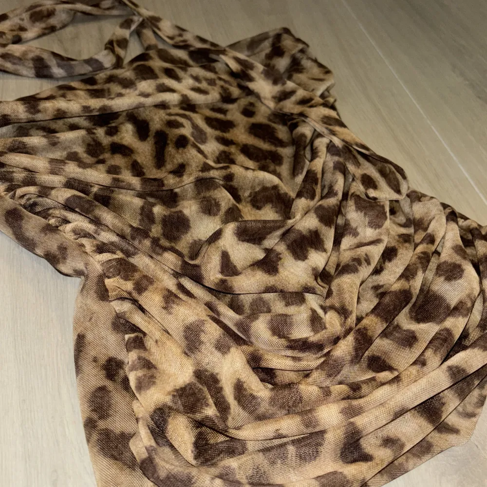 Säljer en snygg leopardmönstrad topp från Zara. Perfekt för en utekväll eller fest! 🐆Är i storlek M, men passar mig som är XS och har stretchigt material! Använd fåtal gånger och har därför inga skador. Yläosat.