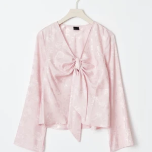 Supersnygg blus  - Supersnygg Långärmad blus. Blusen är rosa och har blommigt mönster. Den har normal passform, v-ringning och slits vid ärmsluten.nypris 400, knappt använd.