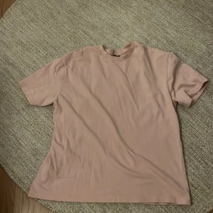 Rosa t-shirt  - Bra skick, dock en fläck 