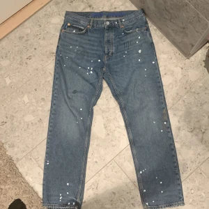 Hugo Boss ”JONAH” - Paint splatter jeans från HB. Nästan perfekt condition. Kom med bud  Nypris över 2,8