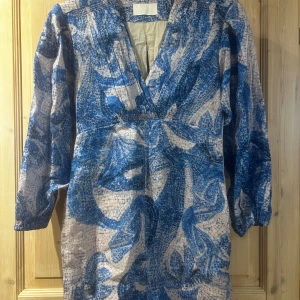 HM klänning - En blå-mänstrad klänning från H&M, storlek XS. Längd 82 cm. Finns att hämta i Järfälla. Linneblandning. Priset går att diskuteras. 
