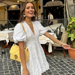 Vit kortklänning med puffärmar - Intressekoll på denna klänningen som jag beställde men tyvärr inte passade. Storlek M men sitter mer som en S. Pris går att diskutera🙌🏼