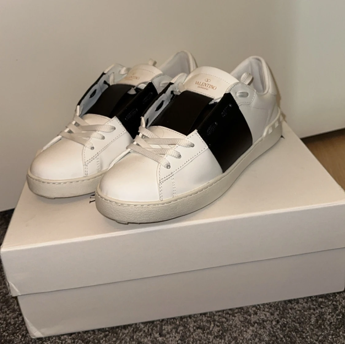 Valentino sneakers i vitt och svart