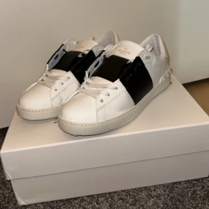 Valentino sneakers i vitt och svart - Valentino skor. Storlek 43. Skick 9/10