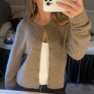 Gina tricot kofta💕 - Säljer nu denna fina kofta från Gina tricot då jag inte har använt den ngt💕 den ör i storlek M men skulle säga att den passar perfekt som xs/s då jag alltid har xs i allt annat💕