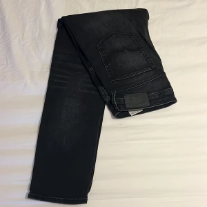 Svarta jeans från Jack & Jones - Säljer ett par snygga svarta jeans från Jack & Jones. De har en klassisk femficksdesign och är i mycket bra skick. Perfekta för både vardag och fest! 🕺🏻