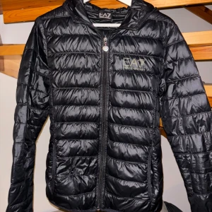 Emporio Armani jacka - Säljer denna Armani jacka i strl XS. Lite slitet vid fickan men annars bra skick. Hör av er vid funderingar.  Ej öppet köp!