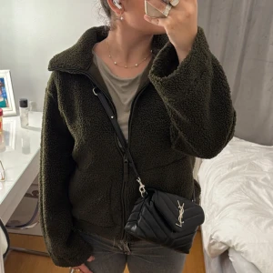 Teddyjacka i mörkgrön/brun - Hej, säljer denna virala teddy jackan  i mörkgrönish brun, helt oanvänd endast testad 