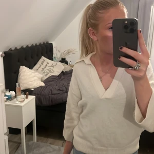 Vit tröja från H&M - Säljer en stilren vit tröja från H&M i storlek XS. Tröjan har en v-ringad design och är perfekt för både vardag och fest. Den är mjuk och bekväm, vilket gör den idealisk för höst och vår. Passar bra till jeans eller kjol för en avslappnad look.