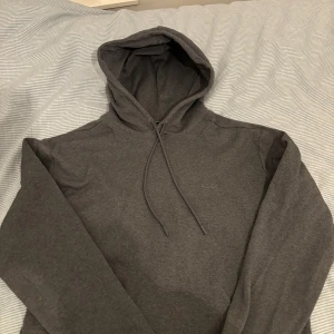 Grå hoodie från HUGO BOSS - Säljer en stilren grå hoodie från BOSS i mycket bra skick. Den är perfekt för både vardag och chill. Hoodien har en klassisk design och är supermjuk. Passar perfekt till höst och vinter. Skicka ett meddelande om du är intresserad!