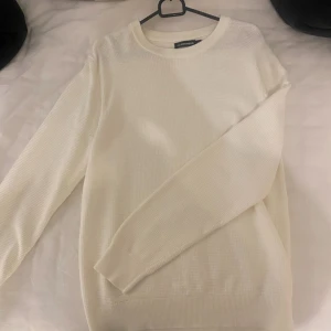 J lindeberg sweatshirt - Helt oanvänd j lindeberg sweatshirt. Nypris 1300 Storlek s-m Tveka inte på frågor😉