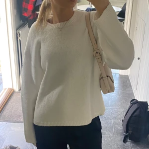 Vit stickad tröja - Stickad tröja från hm i storlek L, ville ha den oversized men skulle mer säga att den sitter som en M. Väldigt fin men endast använd 2 gånger så därför jag säljer!