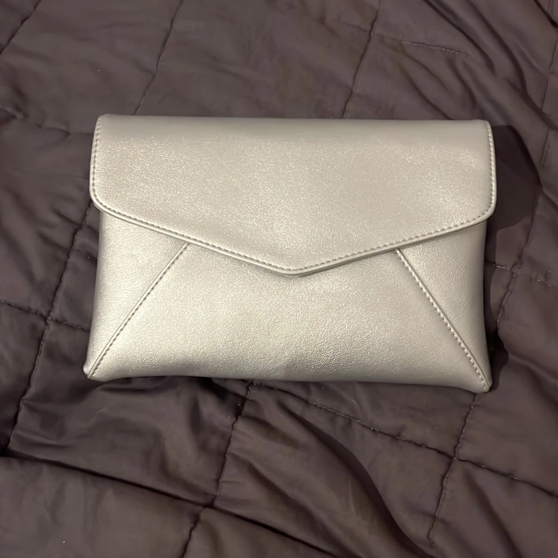 Silverfärgad kuvertväska från Anna Field