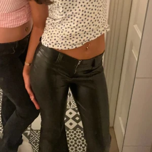 Low waist skinnbyxor  - Säljer dessa sjukt trendiga Lågmidjade skinnbyxorna från new yorker. Har ej använts därav mkt bra skick. Passar till allt 