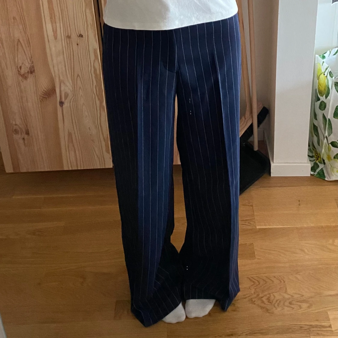 marinblåa konstymbyxor från h&m