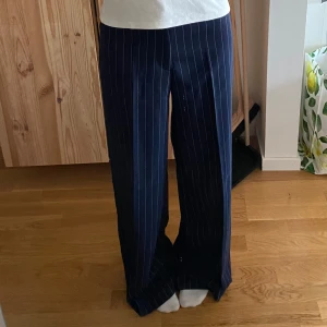 marinblåa konstymbyxor från h&m - jättefin marinblåa kritstrecksrandiga kostymbyxor från h&m 💗Säljer du jag inte tyckte att de passade mig. Köpta för 200kr, aldrig använda bara provade. Hör av dig om du har frågor eller vill ha fler bilder ✨💕