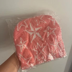 Rösa mössa - Helt oöppnad mössa med stjärnmönster