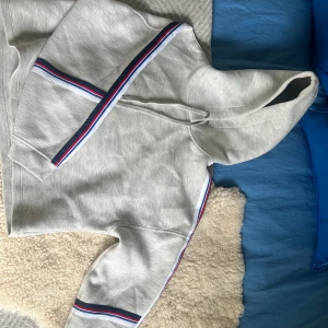 Cropped hoodie  - Cropped tommy hoodie knappt använd