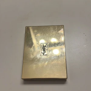 Bronzer från Yves Saint Laurent - Säljer en lyxig bronzer från Yves Saint Laurent i en elegant guldig förpackning. Perfekt för att ge ansiktet en solkysst look. Produkten är i nyans 01 och väger 8g. Kompakt och lätt att ta med i väskan för touch-ups under dagen.