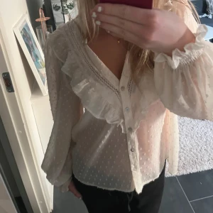 Blus från zara - Superfin blus från zara i storlek M, men mer som en S. Sparsamt använd 💕