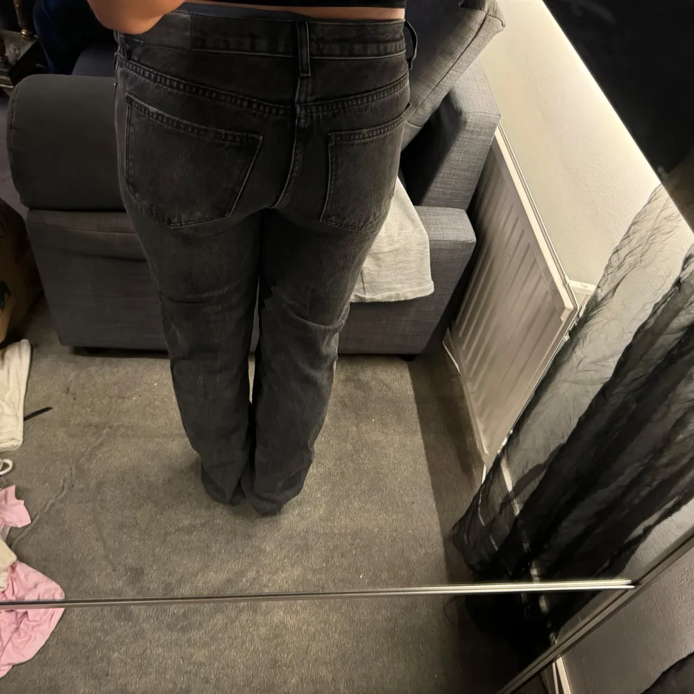 Säljer ett par snygga svarta low straight jeans i bra skick. De har en klassisk femficksdesign och är perfekta för både vardag och fest. Jeansen är lågmidjade och har en rak passform.❤️. Jeans & Byxor.